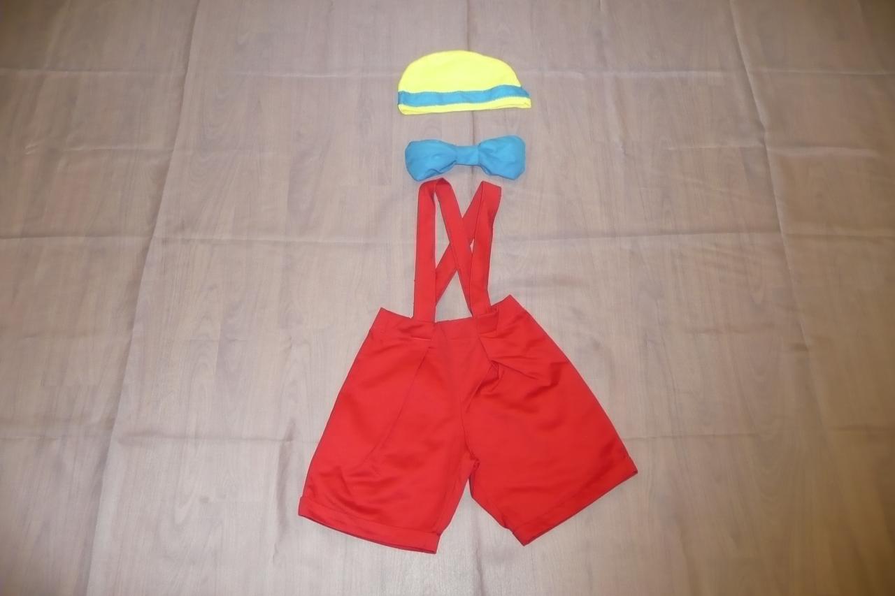 Salopette short rouge + nœud papillon bleu + chapeau bonnet jaune - 8 ans