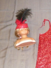 Chapeau rouge avec plume noire (costume Charleston)