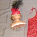 Chapeau rouge avec plume noire (costume Charleston)