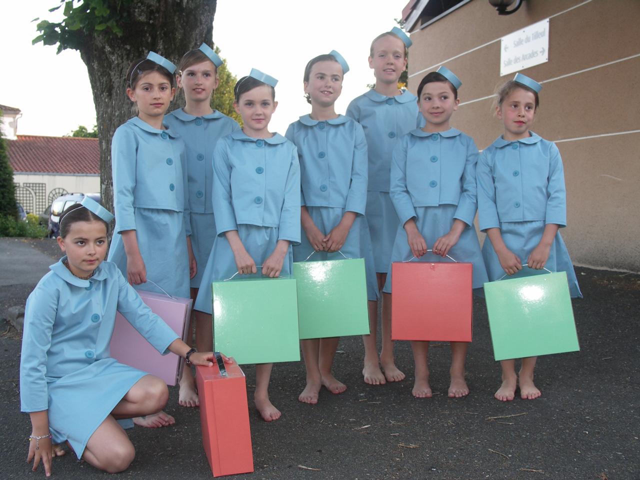 Ensembles bleus (vestes avec boutons et col + jupes + chapeau) (x14) - 8/10 ans