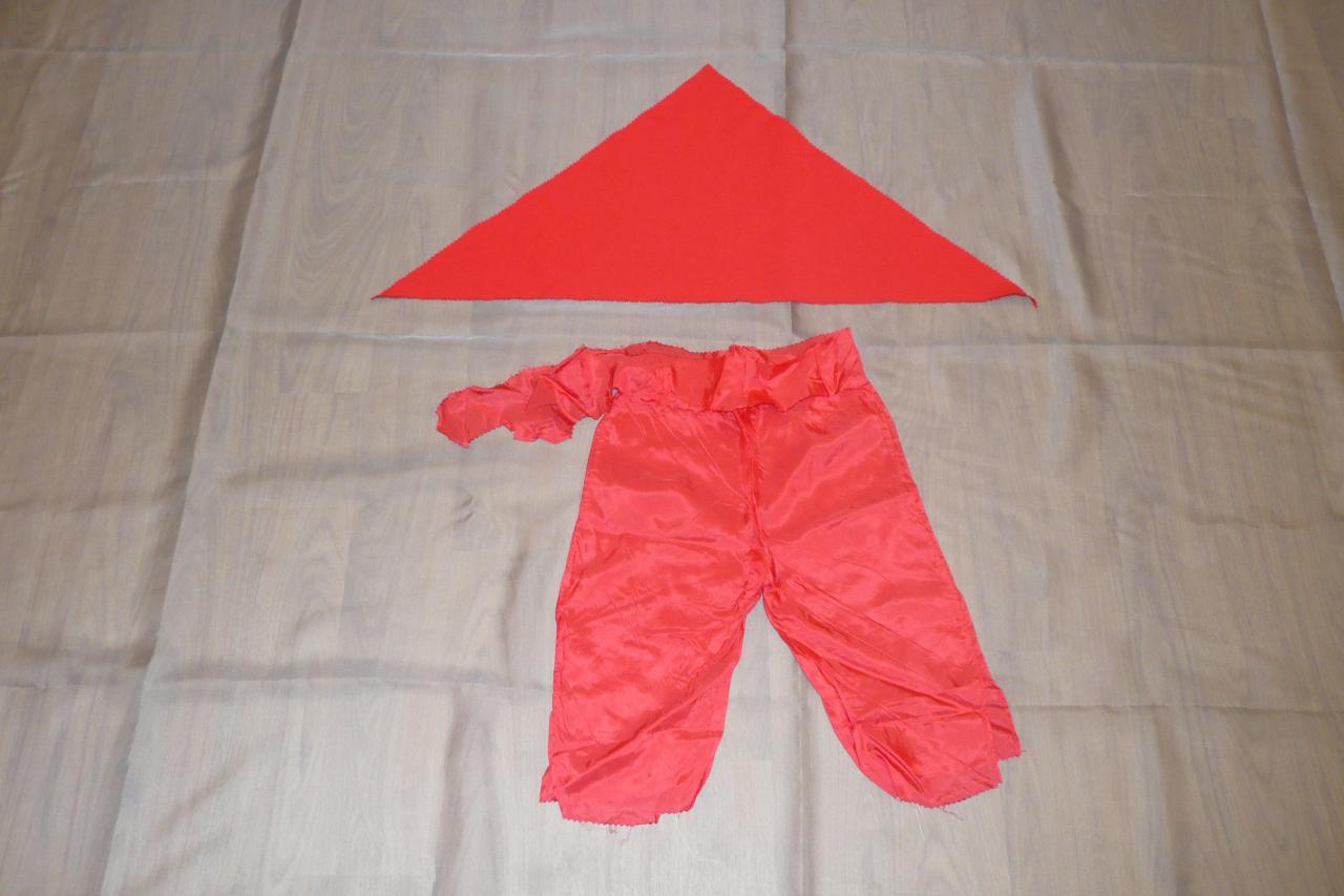 Petits pantalons satin rouge + bandeau triangle rouge