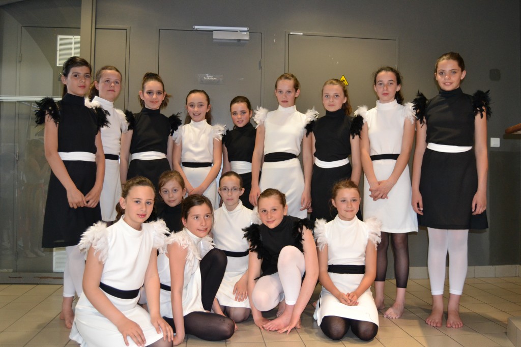 Robes blanches et noires sans manches avec plumes (x15)  - 10/12 ans