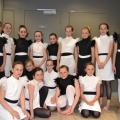 Robes blanches et noires sans manches avec plumes (x15)  - 10/12 ans