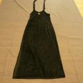 Robes noires velours avec bretelles autour du cou