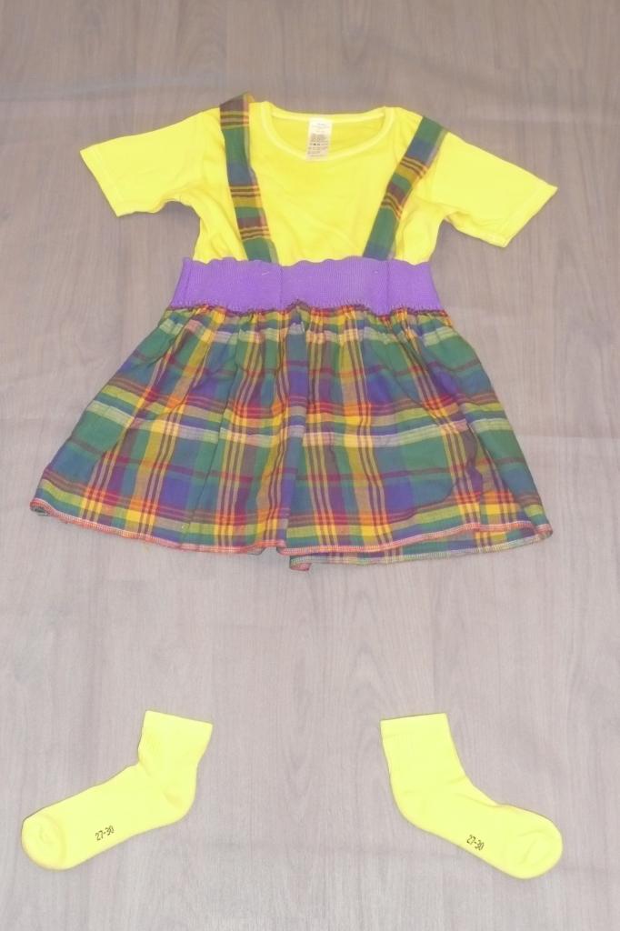 Jupes écossaises à bretelles (x12) + paires de chaussettes jaunes - 6/8 ans